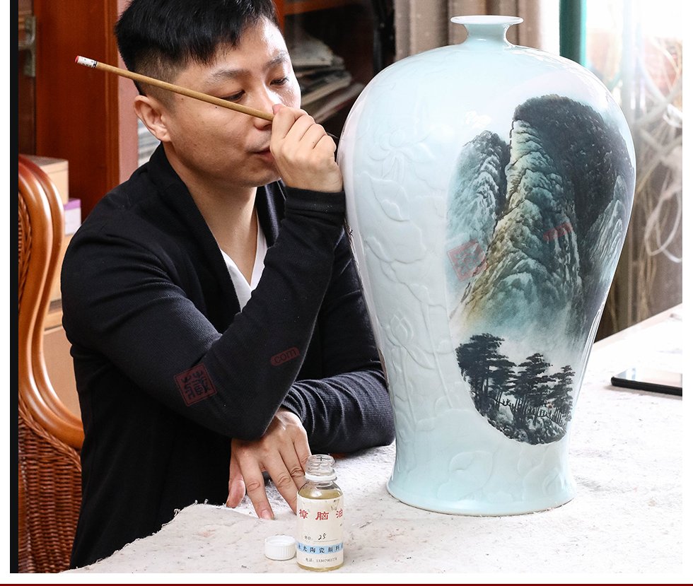 《大美中华》影青雕刻双面开窗山水纹梅瓶
