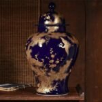 《松鹤延年》霁蓝釉描金将军罐