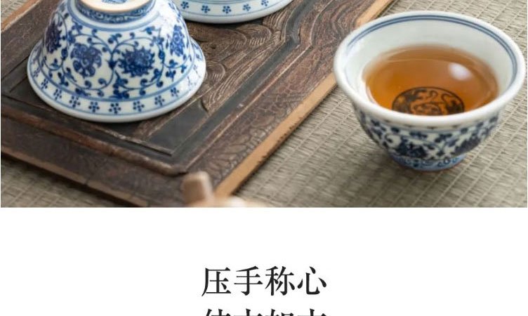 柴窑永乐青花压手杯双狮款