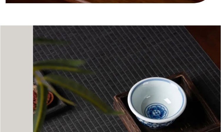 柴窑永乐青花压手杯双狮款
