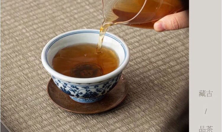 柴窑永乐青花压手杯双狮款