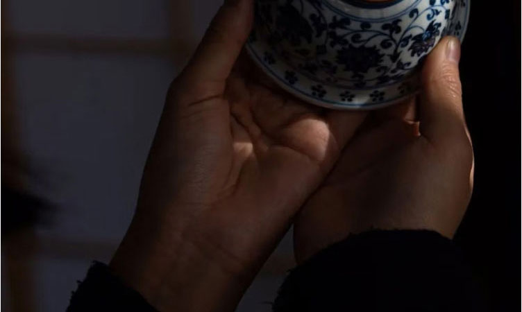 柴窑永乐青花压手杯双狮款